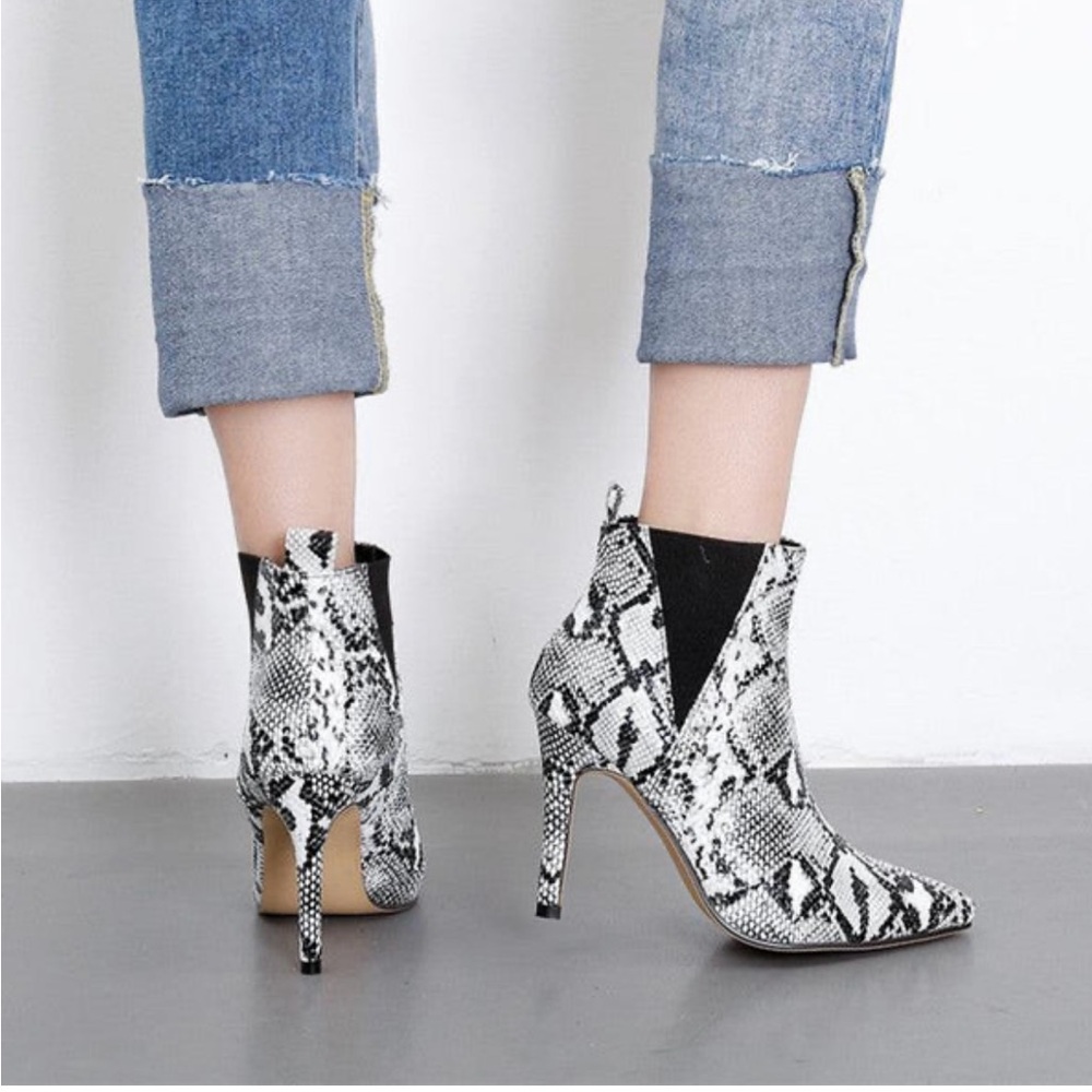 Stylish Black and White Snake Print Ankle Boots size 8.5 or 40 eu